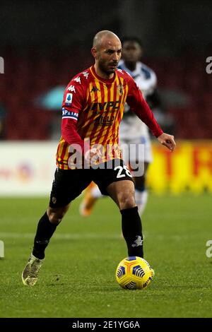 Pasquale Schiattarella, la midlefer italienne de Benevento, contrôle la balle pendant le Série UN match de football Benevento vs Atalanta BC Banque D'Images