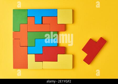 Concept de pensée logique. Différentes formes blocs de bois colorés sur fond blanc Banque D'Images