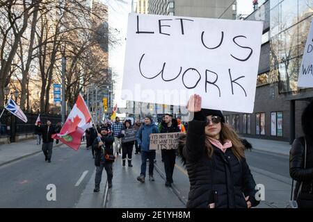 Participant à une manifestation contre le confinement de la COVID-19 à Toronto, le Canada exige que les gens soient autorisés à retourner au travail. Banque D'Images