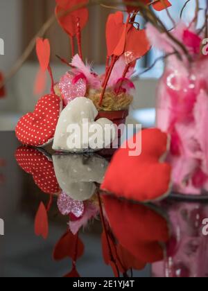 Un coeur rouge se reflète dans le piano le jour de la Saint-Valentin. Banque D'Images