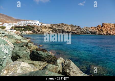 Île de Folegandros, Grèce - 24 septembre 2020 : vue sur la petite ville portuaire de Folegandros. Villas blanches sur la colline de l'île. Cycl Banque D'Images