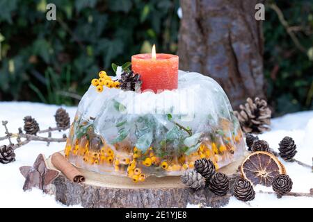 décoration de jardin de noël avec lanterne glacée, bougie et baies de feu Banque D'Images