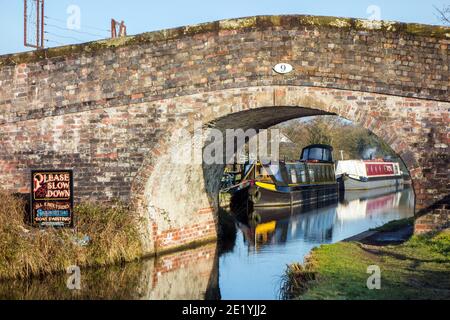 Des canots étroits amarrés sur le canal de Llangollen près de Swanley Cheshire Angleterre Royaume-Uni vu par le pont 9 Banque D'Images