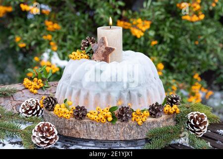 décoration de jardin de noël avec lanterne glacée, bougie et baies de feu Banque D'Images