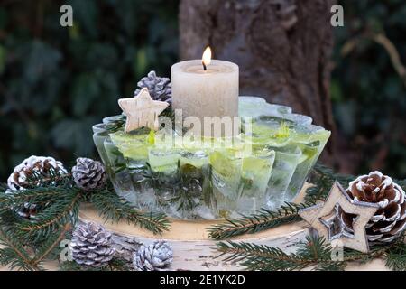 décoration de jardin de noël avec lanterne glacée, bougie et fleurs d'helleborus niger Banque D'Images