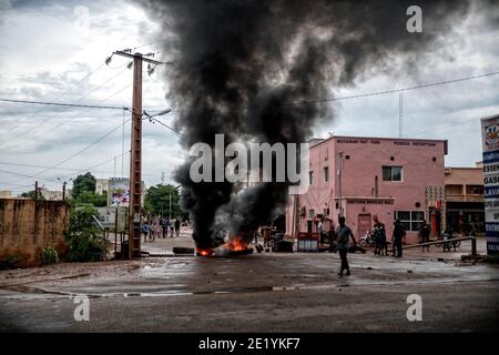 De la fumée est vue s'enlisant des barrages routiers mis en place par les manifestants lors des émeutes violentes à Bamako, Mali, le 11 juillet 2020 Banque D'Images