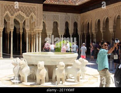 La fontaine Lions de l'Alhambra dans la cour du Les Lions sont en plein soleil et les touristes sont exposés à un soleil chaud Jour Grenade Andalousie Espagne Banque D'Images