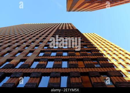 De hauts bâtiments photographiés d'en-dessous sur les Zuidas d'Amsterdam par une journée ensoleillée avec un ciel bleu et légèrement nuageux. Banque D'Images