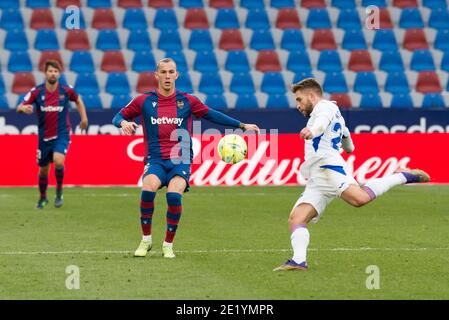 Kevin Rodrigues d'Eibar et Francisco Javier Hidalgo (fils) de Levante sont vus en action pendant le match de football espagnol de la Liga entre Levante et Eibar au stade Ciutat de Valencia.(score final; Levante 2:1 Eibar) Banque D'Images