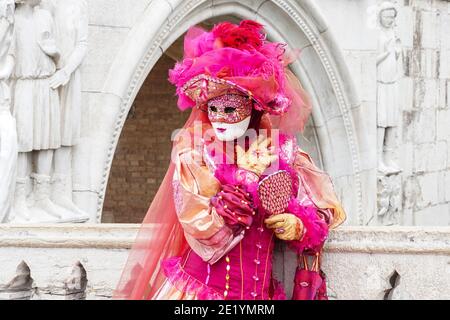 Femme vêtue de costume traditionnel décoré et masque peint pendant le carnaval de Venise à Venise, Italie Banque D'Images
