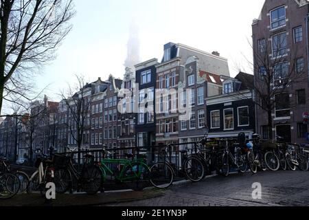 Amsterdam, Hollande/pays-Bas – januari 2021: Le quartier des canaux à Amsterdam sans touristes et locaux en raison de la fermeture de Cornoacrisis Banque D'Images