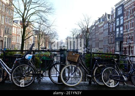 Amsterdam, Hollande/pays-Bas – januari 2021: Le quartier des canaux à Amsterdam sans touristes et locaux en raison de la fermeture de Cornoacrisis Banque D'Images