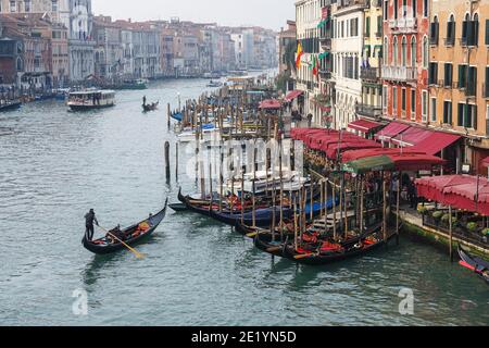 Bateaux et gondoles sur le Grand Canal à Venise, Italie Banque D'Images