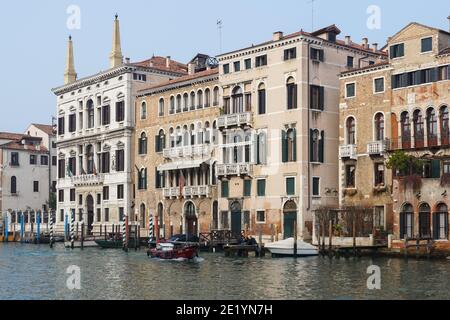 Vieux bâtiments traditionnels vénitiens sur le Grand Canal à Venise, en Italie Banque D'Images