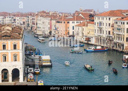 Vieux bâtiments traditionnels vénitiens sur le Grand Canal à Venise, en Italie Banque D'Images