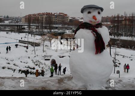 La tempête Filomena couvrait les routes, les trottoirs et les bâtiments de Madrid Espagne avec une couverture de neige blanche en janvier 2021. /ANA BORNAY Banque D'Images