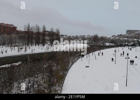 La tempête Filomena couvrait les routes, les trottoirs et les bâtiments de Madrid Espagne avec une couverture de neige blanche en janvier 2021. /ANA BORNAY Banque D'Images