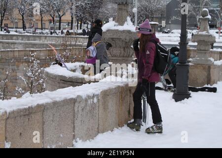 La tempête Filomena couvrait les routes, les trottoirs et les bâtiments de Madrid Espagne avec une couverture de neige blanche en janvier 2021. /ANA BORNAY Banque D'Images