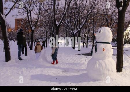 La tempête Filomena couvrait les routes, les trottoirs et les bâtiments de Madrid Espagne avec une couverture de neige blanche en janvier 2021. /ANA BORNAY Banque D'Images