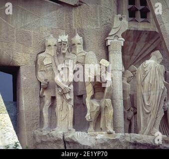 ESCULTURAS DE LA FACHADA DE LA PASION- JESUCRISTO ANTE PILATOS - S XX. AUTEUR: JOSEP MARIA SUBIRACHS. Emplacement : SAGRADA FAMILIA. Barcelone. ESPAGNE. JÉSUS. PILATOS / PONCIO PILATOS. Banque D'Images