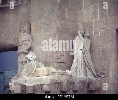 ESCULTURAS DE LA FACHADA DE LA PASI- PRENDIMIENTO DE CRISTO- BESO DE JUDAS - S XX. AUTEUR: JOSEP MARIA SUBIRACHS. Emplacement : SAGRADA FAMILIA. Barcelone. ESPAGNE. JÉSUS. BAISER DE JUDAS. Banque D'Images