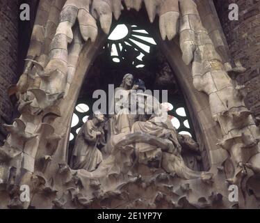 DETALLE DE LA FACHADA DEL NACIMIENTO E INFANCIA DE CRISTO - CORONATION DE LA VIRGEN - 1884. Auteur: ANTONI GAUDI (1852-1926). Emplacement : SAGRADA FAMILIA. Barcelone. ESPAGNE. LA VIERGE MARIE. Banque D'Images