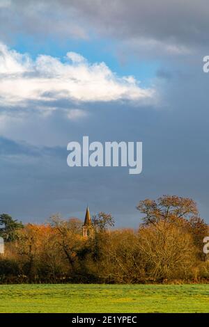 Twyford chrch dans le Hampshire sous un ciel orageux en automne Banque D'Images