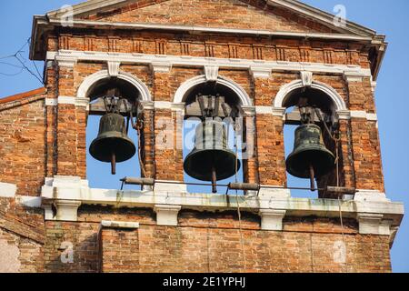 Trois cloches au clocher de l'église de Venise, en Italie Banque D'Images