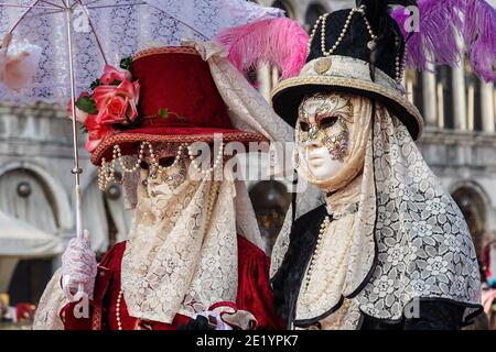 Personnes vêtues de costumes traditionnels décorés et de masques peints pendant le Carnaval de Venise à Venise, Italie Banque D'Images