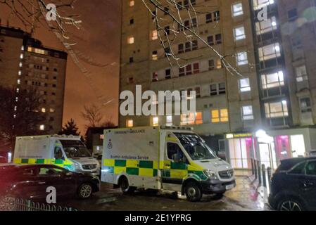 Glasgow, Écosse, Royaume-Uni. 10 janvier 2021. Incident de police avec des ambulances au Blairdardie appartements 2251, grande route de l'Ouest avec 2 ambulances et une voiture de police et une camionnette. Crédit : Gerard Ferry/Alay Live News Banque D'Images