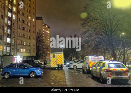 Glasgow, Écosse, Royaume-Uni. 10 janvier 2021. Incident de police avec des ambulances au Blairdardie appartements 2251, grande route de l'Ouest avec 2 ambulances et une voiture de police et une camionnette. Crédit : Gerard Ferry/Alay Live News Banque D'Images