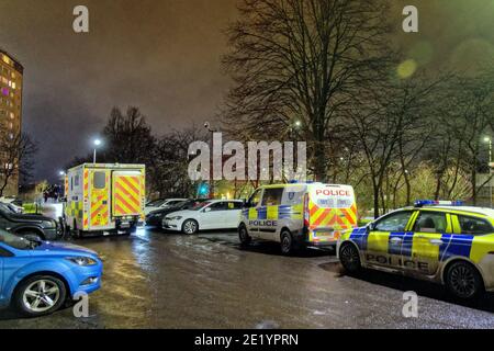 Glasgow, Écosse, Royaume-Uni. 10 janvier 2021. Incident de police avec des ambulances au Blairdardie appartements 2251, grande route de l'Ouest avec 2 ambulances et une voiture de police et une camionnette. Crédit : Gerard Ferry/Alay Live News Banque D'Images