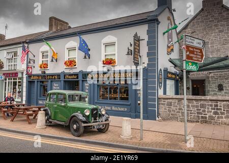 Adare, Limerick, Irlande 07.21.2019 vue d'un pub irlandais typique avec la façade bleue et voiture d'époque dans la ville d'Adare. Europe Banque D'Images