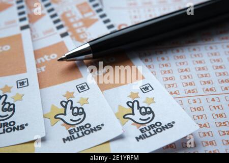 Stafford, Royaume-Uni - novembre 10 2020: Euromillions cartes de loterie et stylo. Euromillions est la plus grande loterie d'Europe. Concept. Banque D'Images