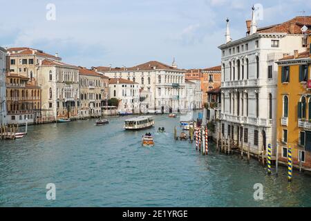 Vieux bâtiments traditionnels vénitiens sur le Grand Canal à Venise, Italie, Banque D'Images