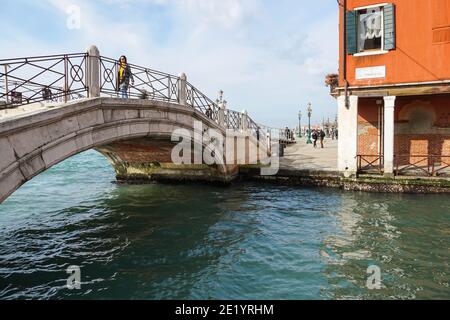 Touristes sur le pont Ponte Longo dans le sestiere de Dorsoduro, Venise, Italie Banque D'Images