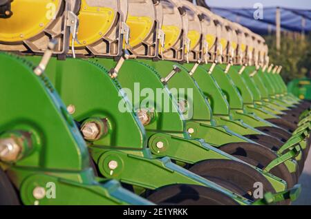 Fragment de semoir traîné préparé pour les travaux saisonniers futurs et installé pour le remisage hivernal au stationnement du tracteur d'une personne ferme Banque D'Images