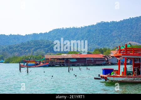 Village de pêcheurs avec bateaux en bois dans la baie de mer sur l'île de Koh Chang en Thaïlande, un lieu touristique Banque D'Images