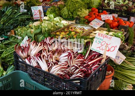 La chicorée italienne a appelé radicchio pour la vente à la stalle alimentaire au marché du Rialto à Venise, en Italie Banque D'Images