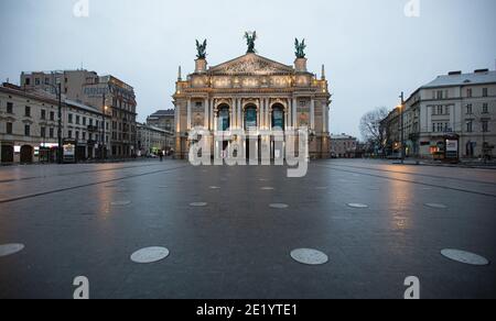 Lviv, Ukraine - 10 janvier 2021 : Opéra Lviv pendant la quarantaine de COVID-19 Banque D'Images