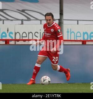 Crawley, Royaume-Uni. 10 janvier 2021. Sam Matthews, de Crawley Town, en action lors du match de la coupe FA, 3e tour entre Crawley Town et Leeds United au stade People Pension, Crawley, Angleterre, le 10 janvier 2021. Photo de Ken Sparks. Utilisation éditoriale uniquement, licence requise pour une utilisation commerciale. Aucune utilisation dans les Paris, les jeux ou les publications d'un seul club/ligue/joueur. Crédit : UK Sports pics Ltd/Alay Live News Banque D'Images