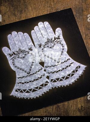 Scherenschnitte ce qui signifie des coupes ciseaux en allemand, c'est l'art de la découpe du papier en continu. Banque D'Images