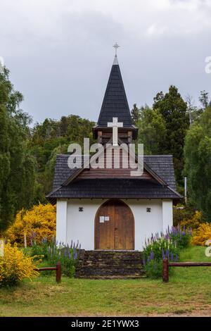 Chapelle Virgen del Lago pendant la saison de printemps au parc national de Los Alerces pendant la saison d'hiver à Esquel, Patagonia, Argentine Banque D'Images