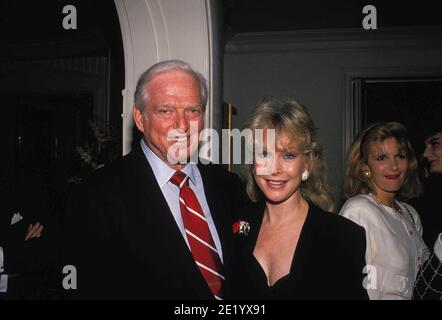 Sidney Sheldon et Barbara Eden 'WINDMILL OF THE GOD' BOOK PARTY, CALIFORNIE 1987 Credit: Ralph Dominguez/MediaPunch Banque D'Images