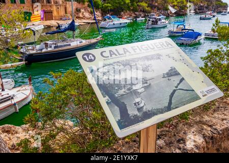 Itinéraire photographique panneau Calo Busques Boira à Cala Figuera Mallorca Espagne. Banque D'Images