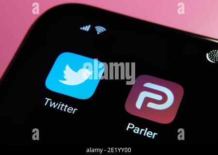 Application Parler affichée sur l'écran du smartphone. Parler est un nouveau média social interdit dans Google Play et App Store. Stafford, Royaume-Uni novembre 10 2020 Banque D'Images
