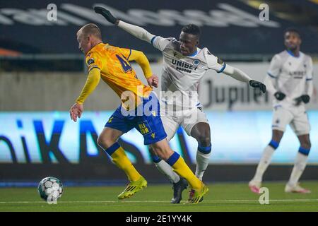 SINT TRUIDEN, BELGIQUE - JANVIER 10 : Christian Bruls de Sint Truidense VV, Odilon Kossounou du Club Brugge pendant le match Pro League entre STVV et Banque D'Images