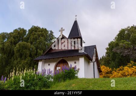 Chapelle Virgen del Lago pendant la saison de printemps au parc national de Los Alerces pendant la saison d'hiver à Esquel, Patagonia, Argentine Banque D'Images