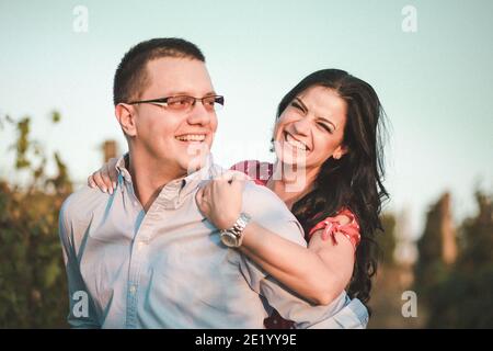 Portrait extérieur d'un jeune couple. Romance, gestes romantiques. Style rétro et granuleux Banque D'Images