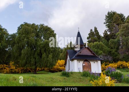 Chapelle Virgen del Lago pendant la saison de printemps au parc national de Los Alerces pendant la saison d'hiver à Esquel, Patagonia, Argentine Banque D'Images